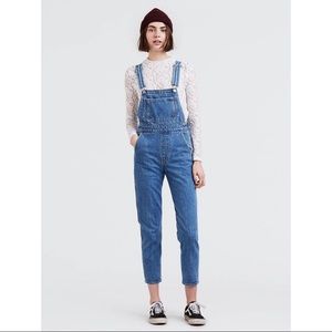 Levi’s mom overalls